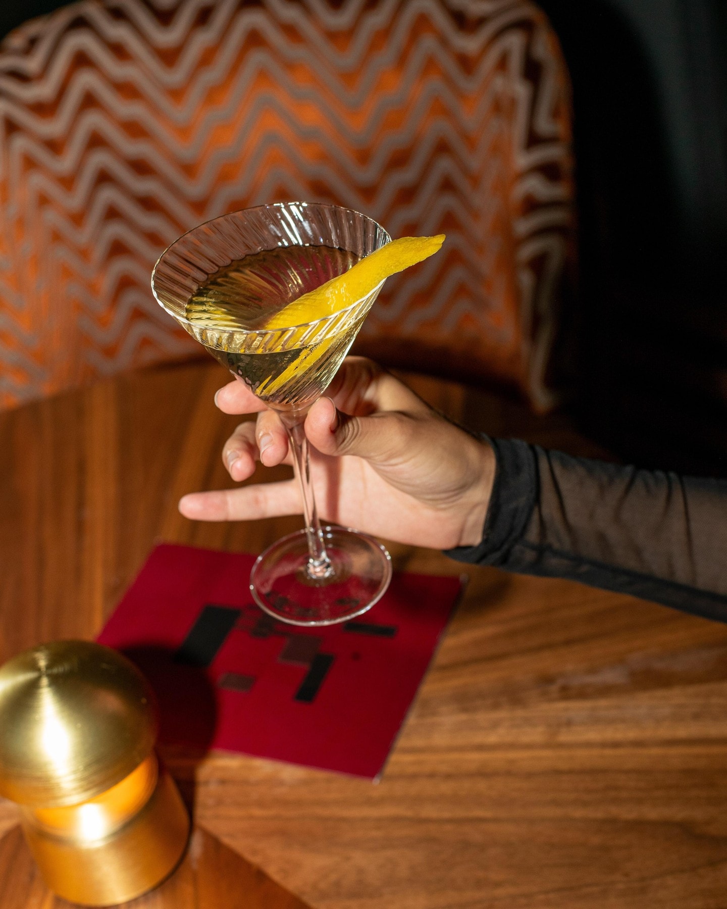 A cocktail crowned with a golden bird at 1920