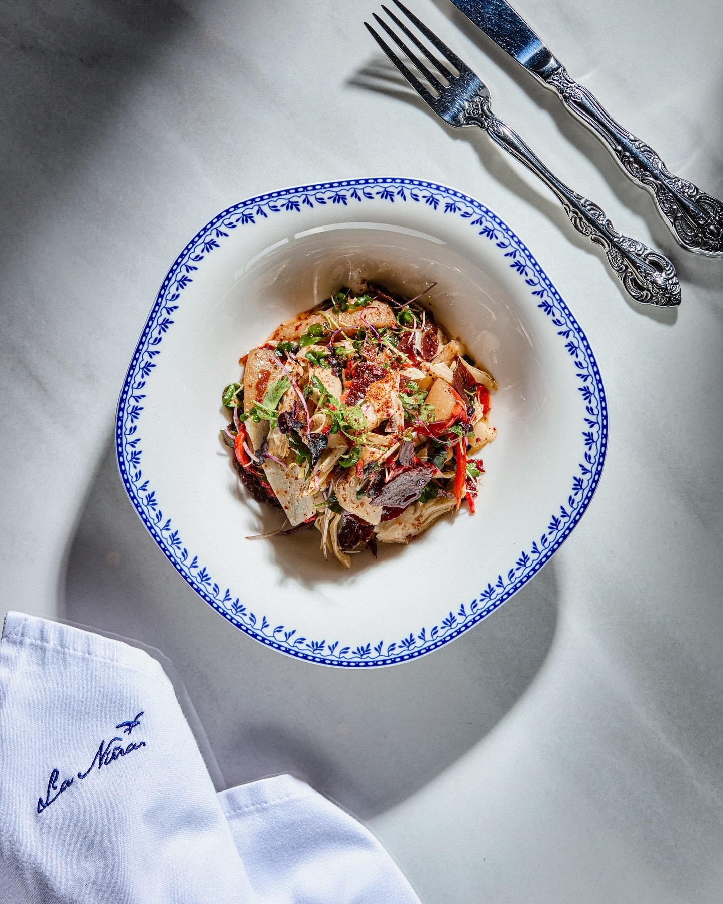 A plated starter on La Niña’s embroidered linen